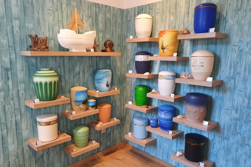 Auswahl verschiedener Seeurnen in unserer Ausstellung.